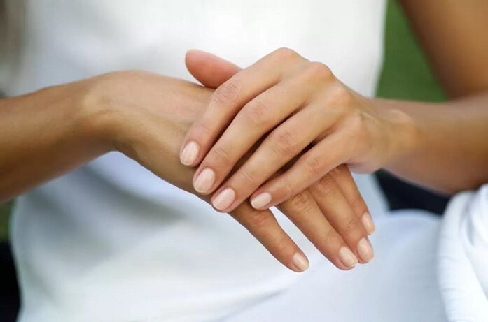 Chica ocultando psoriasis